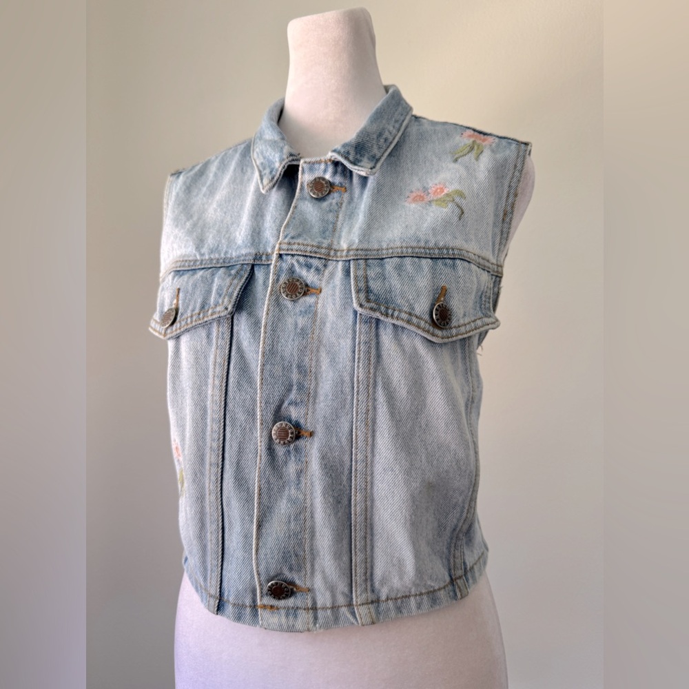 Vintage Y2K L.E.I. Light Blue Denim Floral Embroidered Cropped Button Down Vest